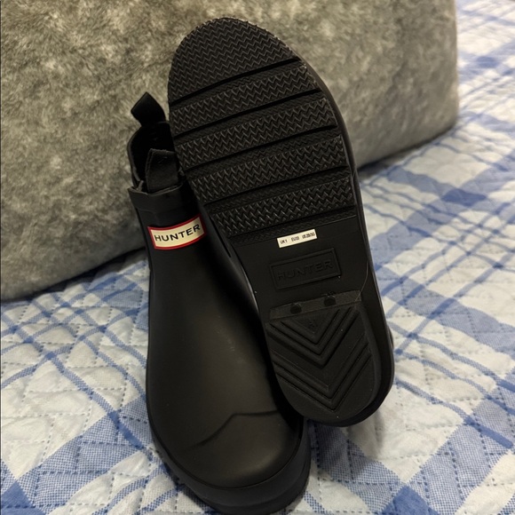 21. Hunter Chelsea Boots - With Boot Shine/Rubber Buffer Spray - Picture 6 of 7